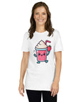 Model draagt Aardbei Smoothie T-shirt kleurrijk en vrolijk ontwerp voor fruitfans en zomerliefhebbers. Unisex model.