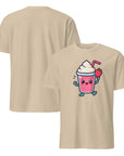 Vooraanzicht van Aardbei Smoothie T-shirt schattig en fruitig ontwerp met lachende aardbei in een smoothiebeker. Leuk zomers shirt. Unisex model.