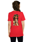 Model draagt Bikini Vrouw T-shirt leuk en opvallend zomers shirt met strand achtig ontwerp. Unisex en casual.