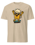 Model draagt Blije Bier T-shirt vrolijk en grappig shirt voor bierfeestjes, vrije dagen of als cadeau. Unisex model.