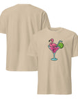 Model draagt Cocktail Flamingo T-shirt zomers shirt met tropische flamingo cocktail print. Unisex en casual.