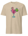 Vooraanzicht van Cocktail Flamingo T-shirt tropisch en grappig ontwerp met flamingo in een cocktailglas. Ideaal voor zomerse vibes. Unisex model.