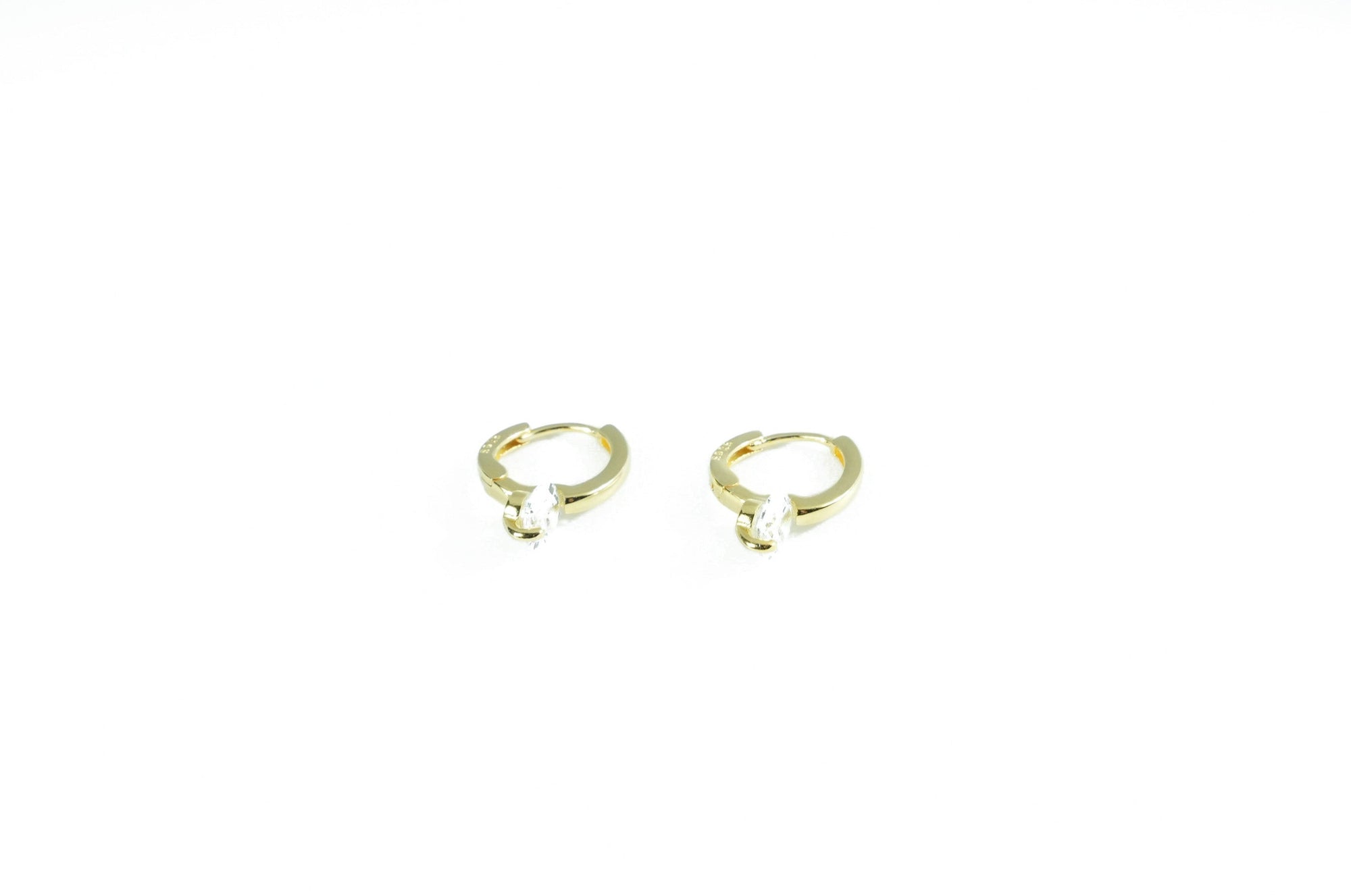 unique gold earring with a beautiful diamond shape, suitable for any occasion.