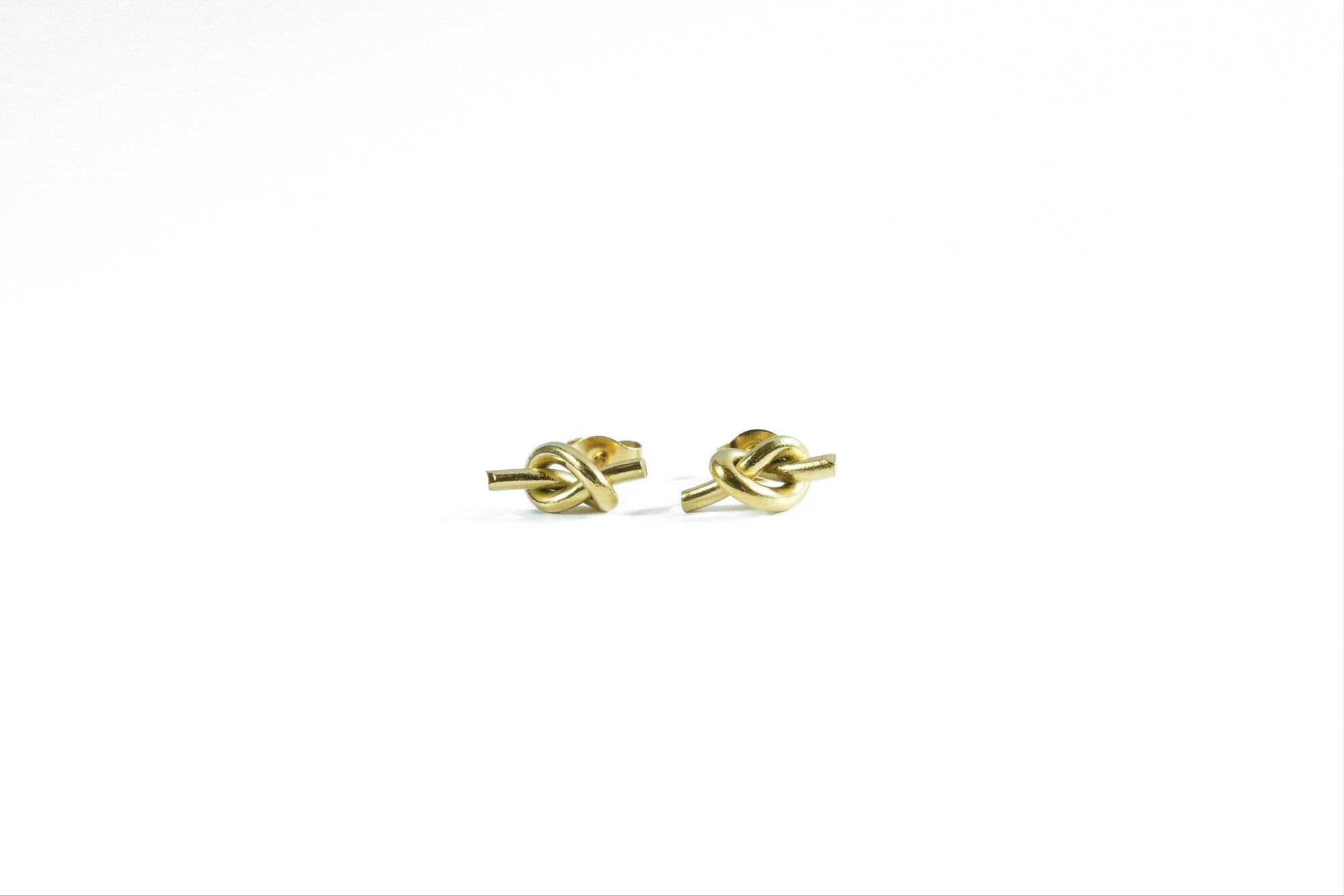 Timeless gold earrings