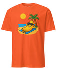Model draagt Strand Banaan T-shirt stijlvol en leuk zomers streetwear voor fruitliefhebbers. Comfortabel unisex model.