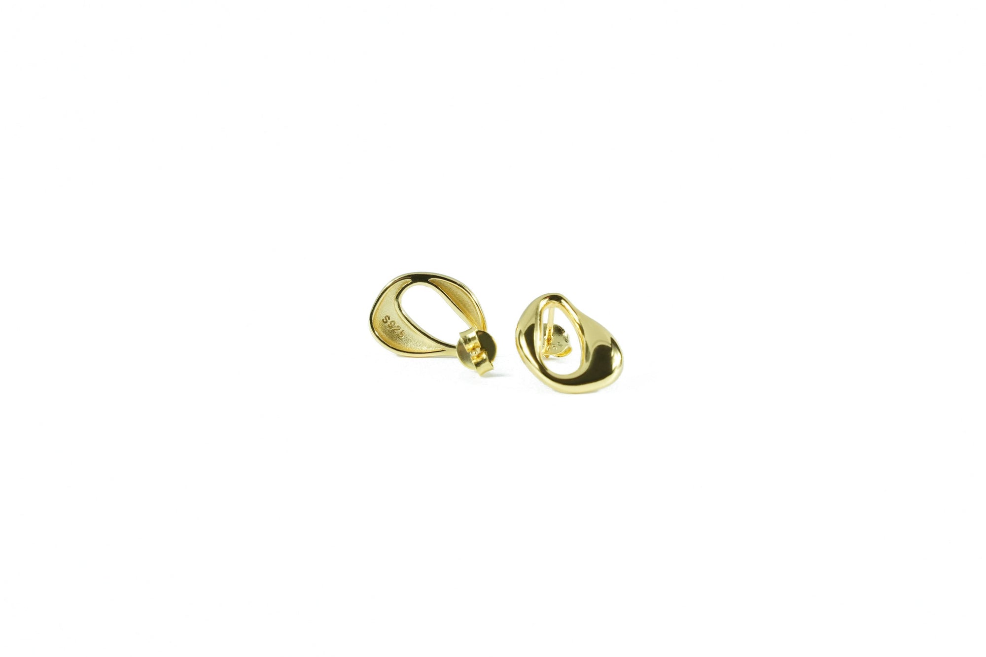 Elegant 18 carat gold bubble loop earrings, a perfect choice for everyday wear. The earrings are modern, elegant, design, luxury, chic. by Brendoe at Design On Earth