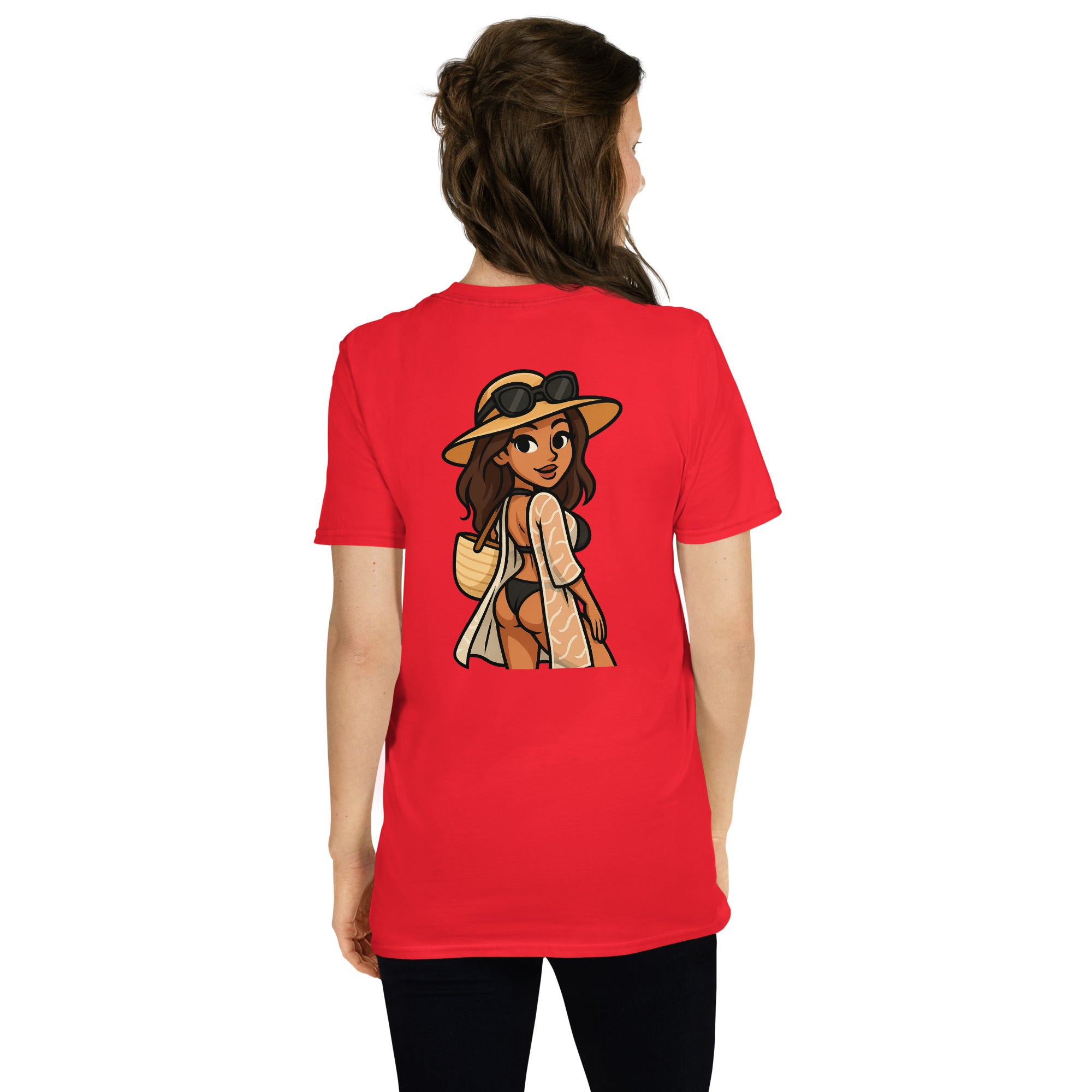 Model draagt Bikini Vrouw T-shirt leuk en opvallend zomers shirt met strand achtig ontwerp. Unisex en casual.