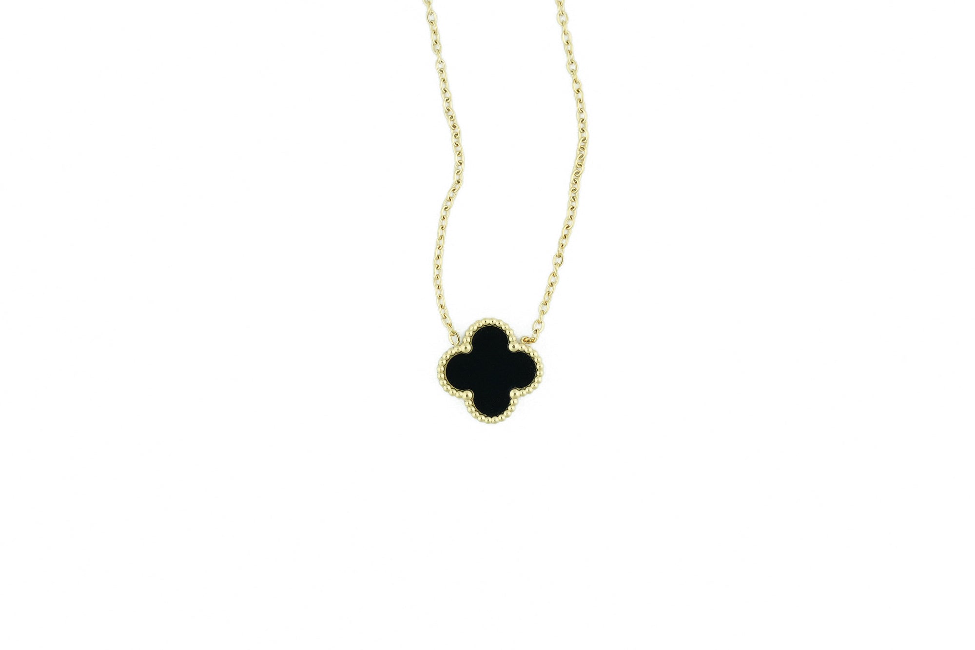 chic necklace with a black clover, ideal for a refined and timeless look
