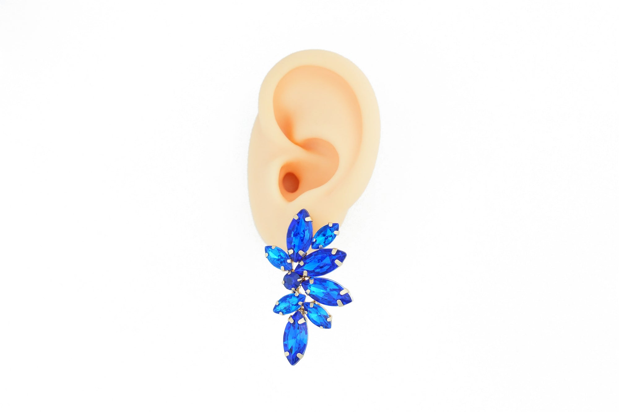delicate earrings with sparkling blue crystals, perfect for a chic look
in ear