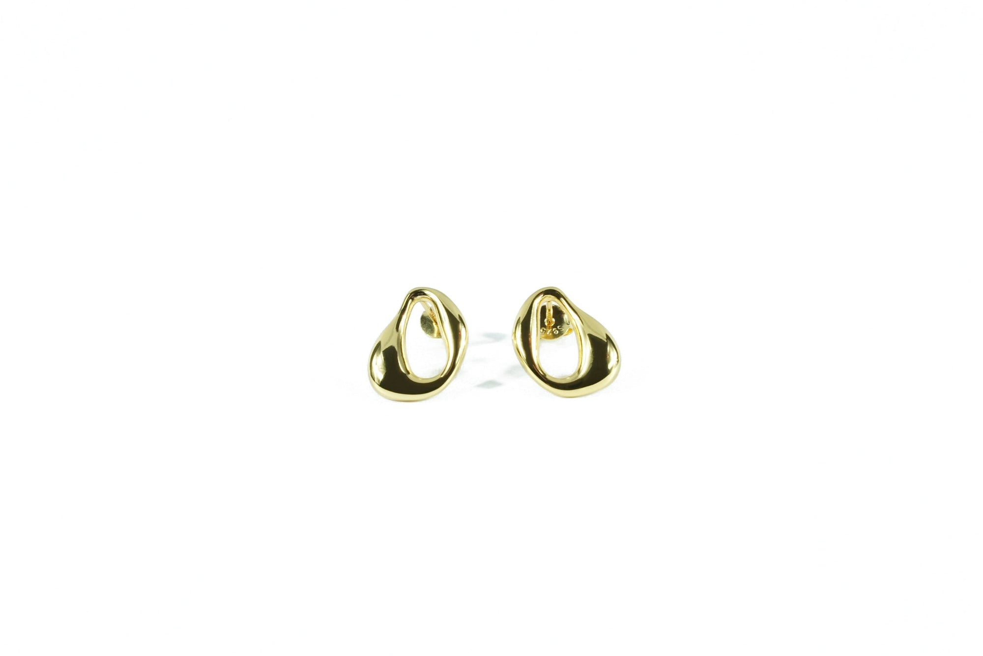 Elegant 18 carat gold bubble loop earrings, a perfect choice for everyday wear. The earrings are modern, elegant, design, luxury, chic. by Brendoe at Design On Earth