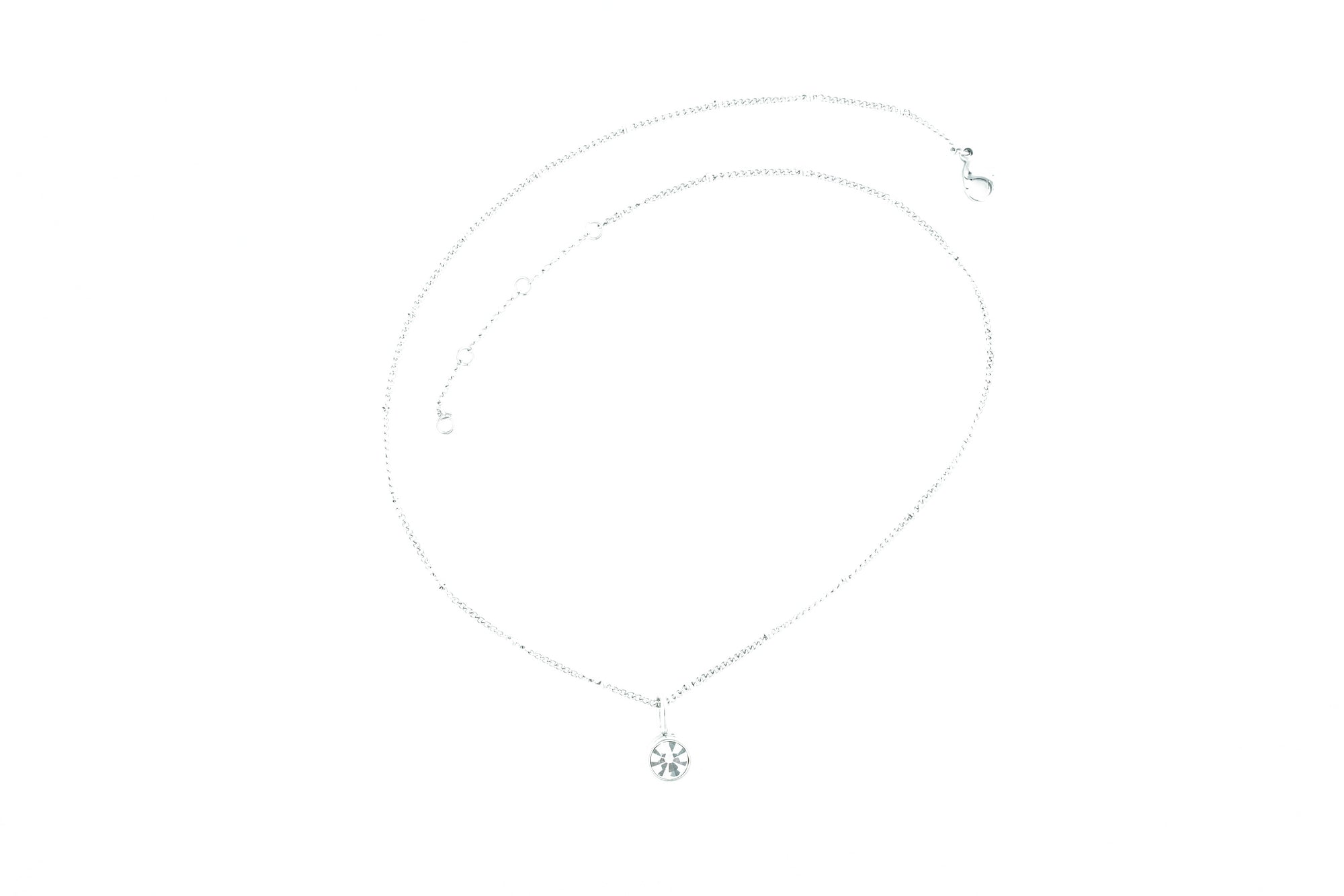 timeless classic necklace with brilliant in white, ideal for an elegant look. design on earth