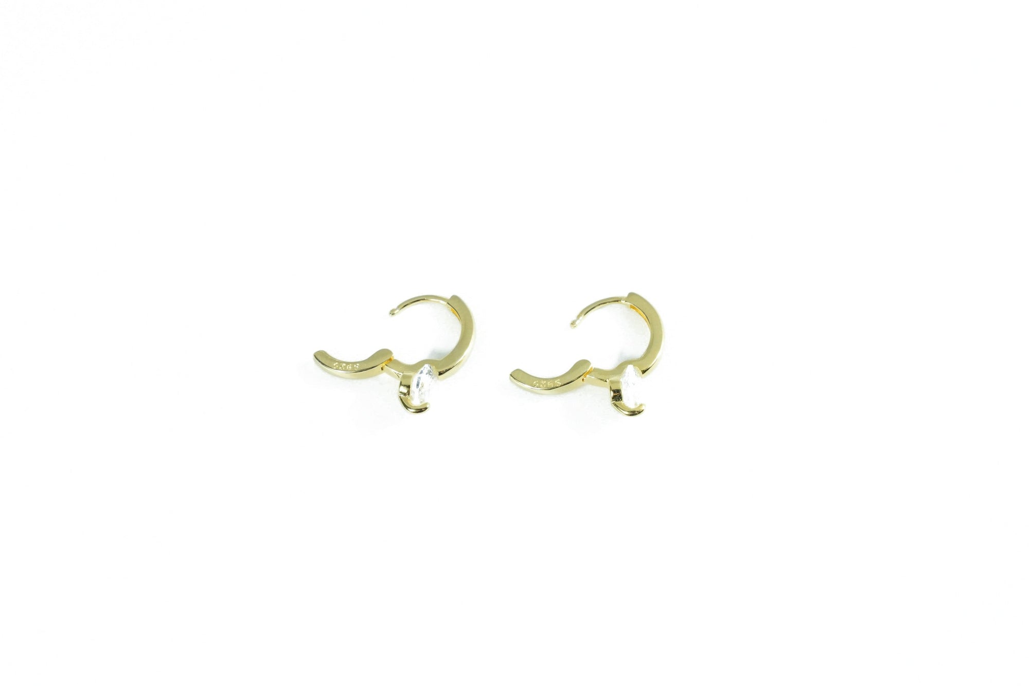 chic gold earring with a striking diamond-shaped ring, perfect for an elegant look. design on earth
