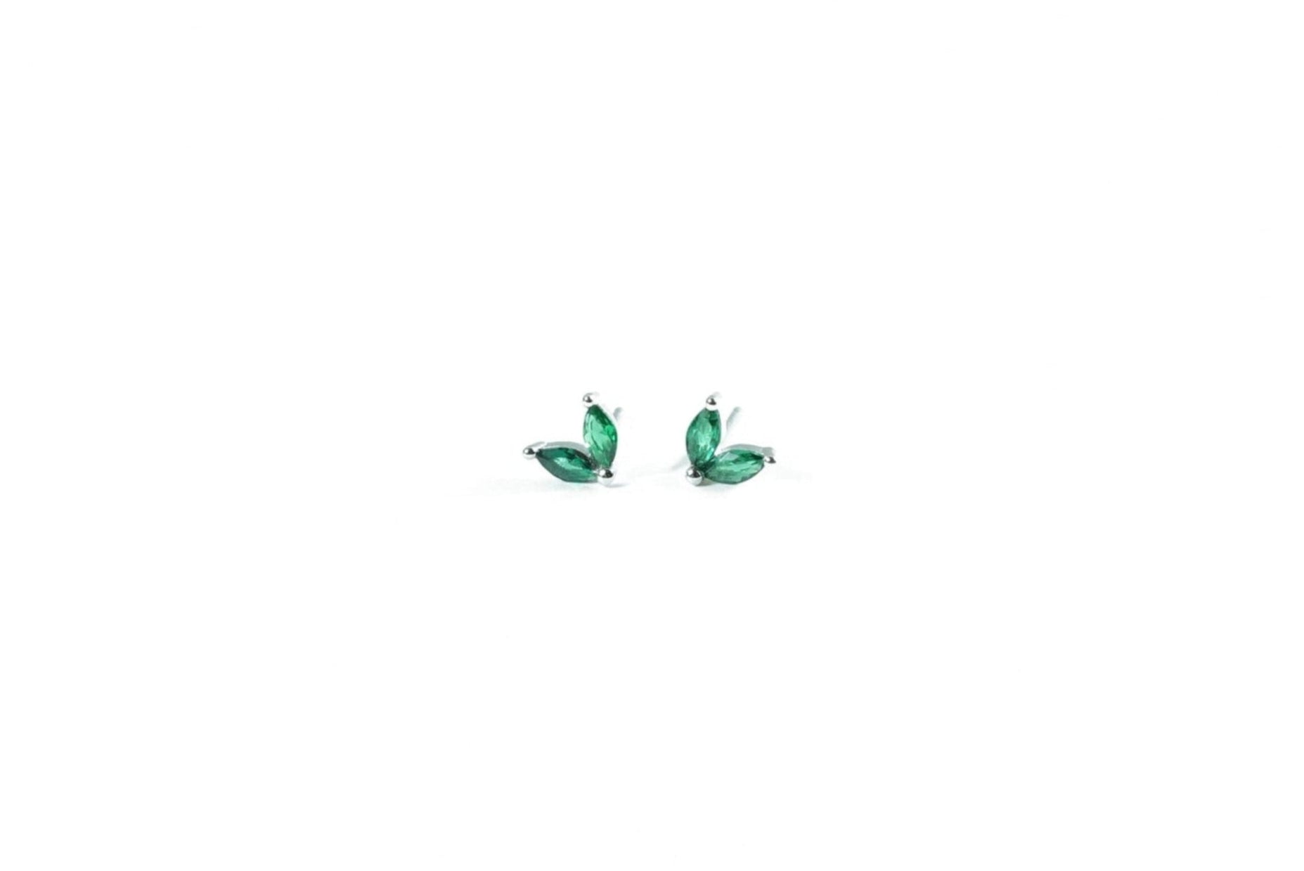 silver leaf earrings with zirconia, a combination of modern elegance and nature.

