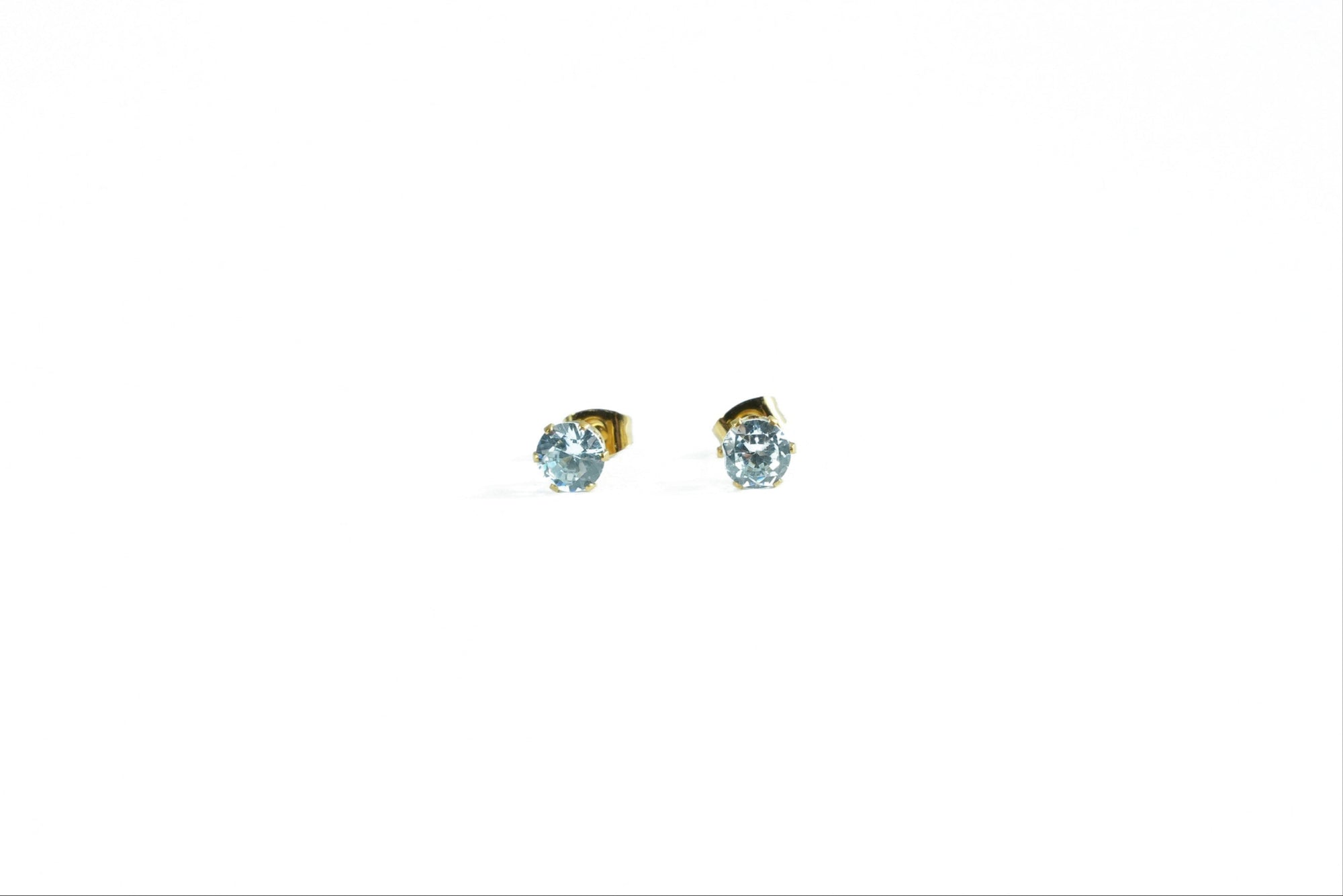 earrings with round zirconia stone