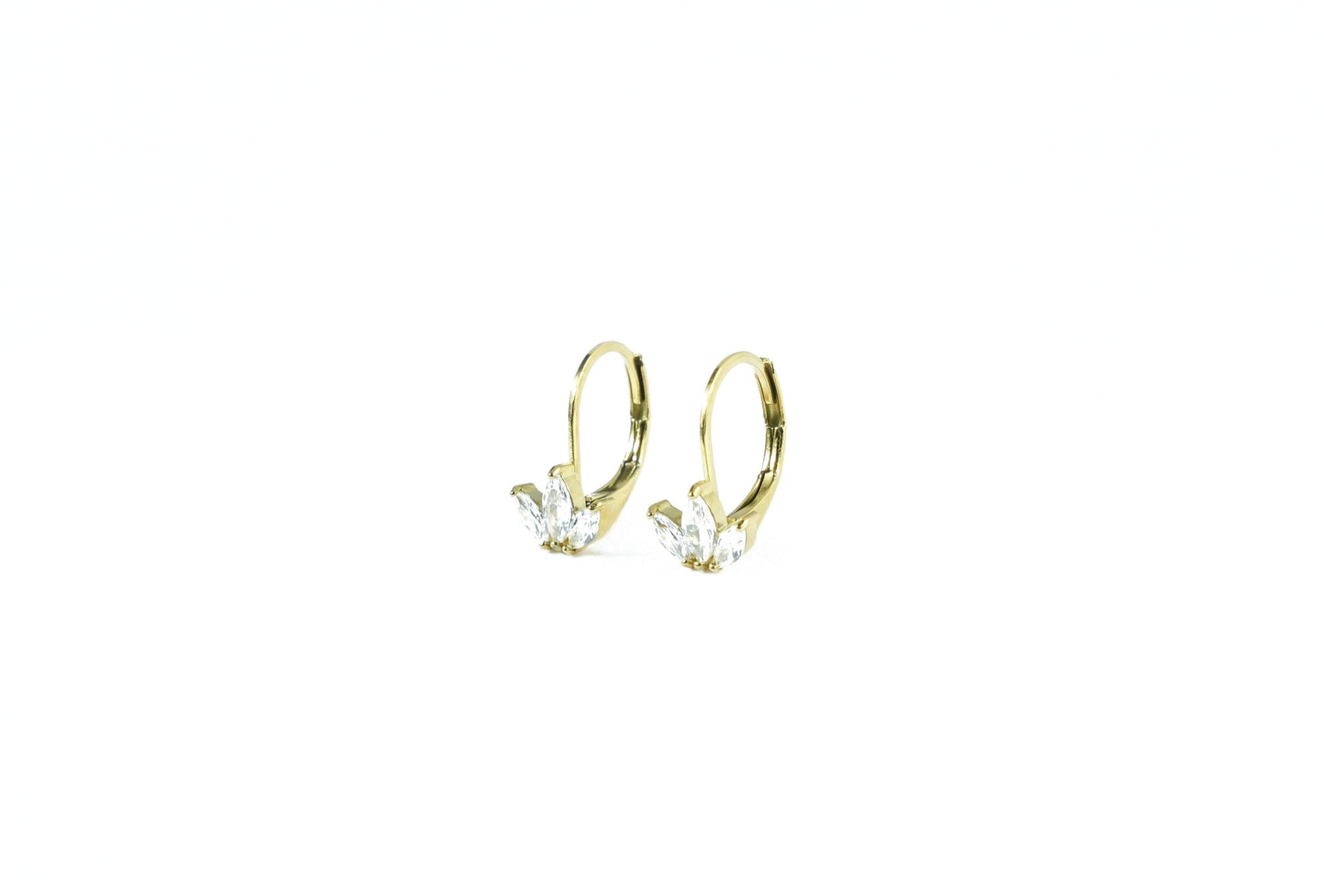 modern gold earrings with three refined zirconia stones, a timeless accessory.
