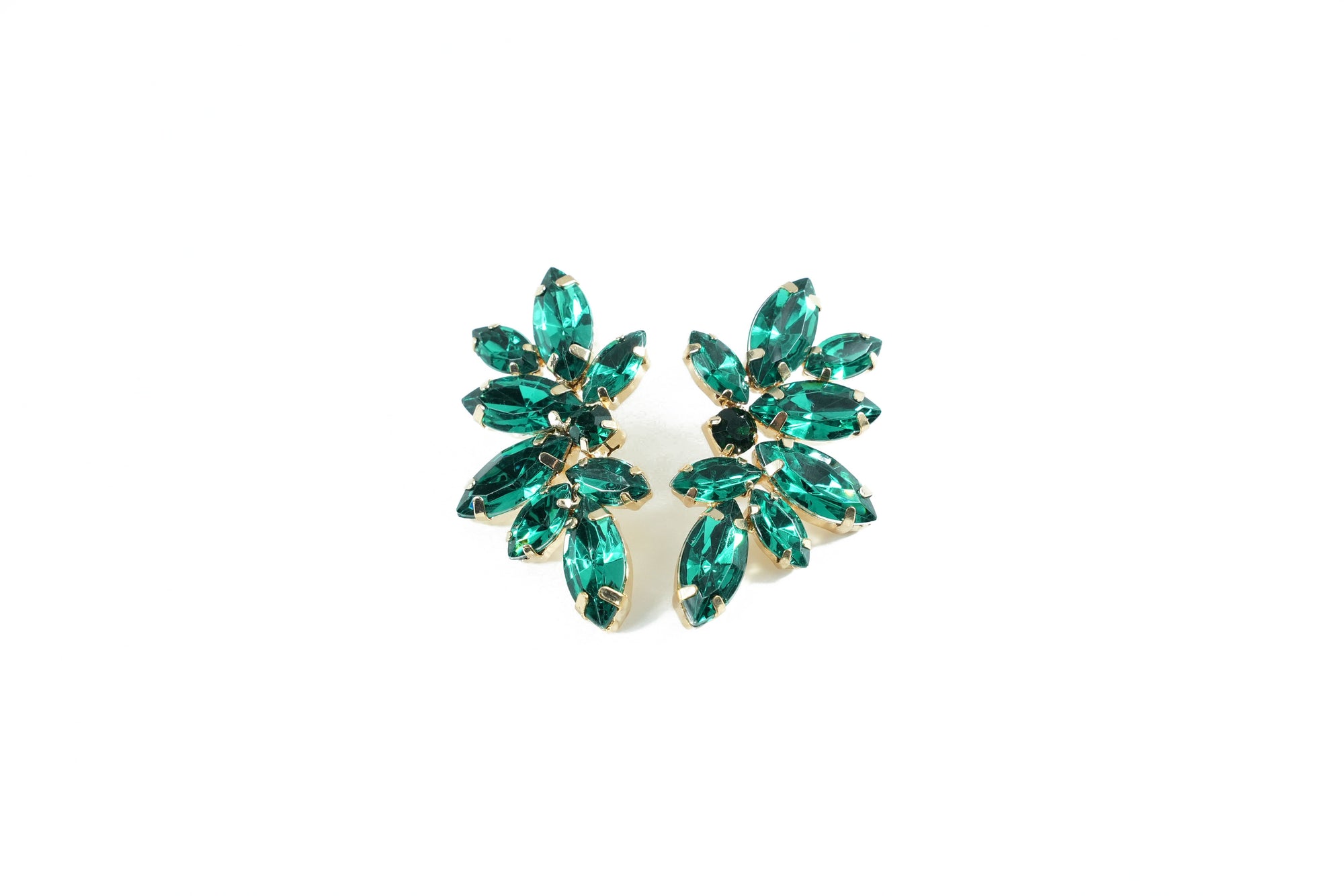 elegant earrings with green crystals, ideal for a refined and fresh look