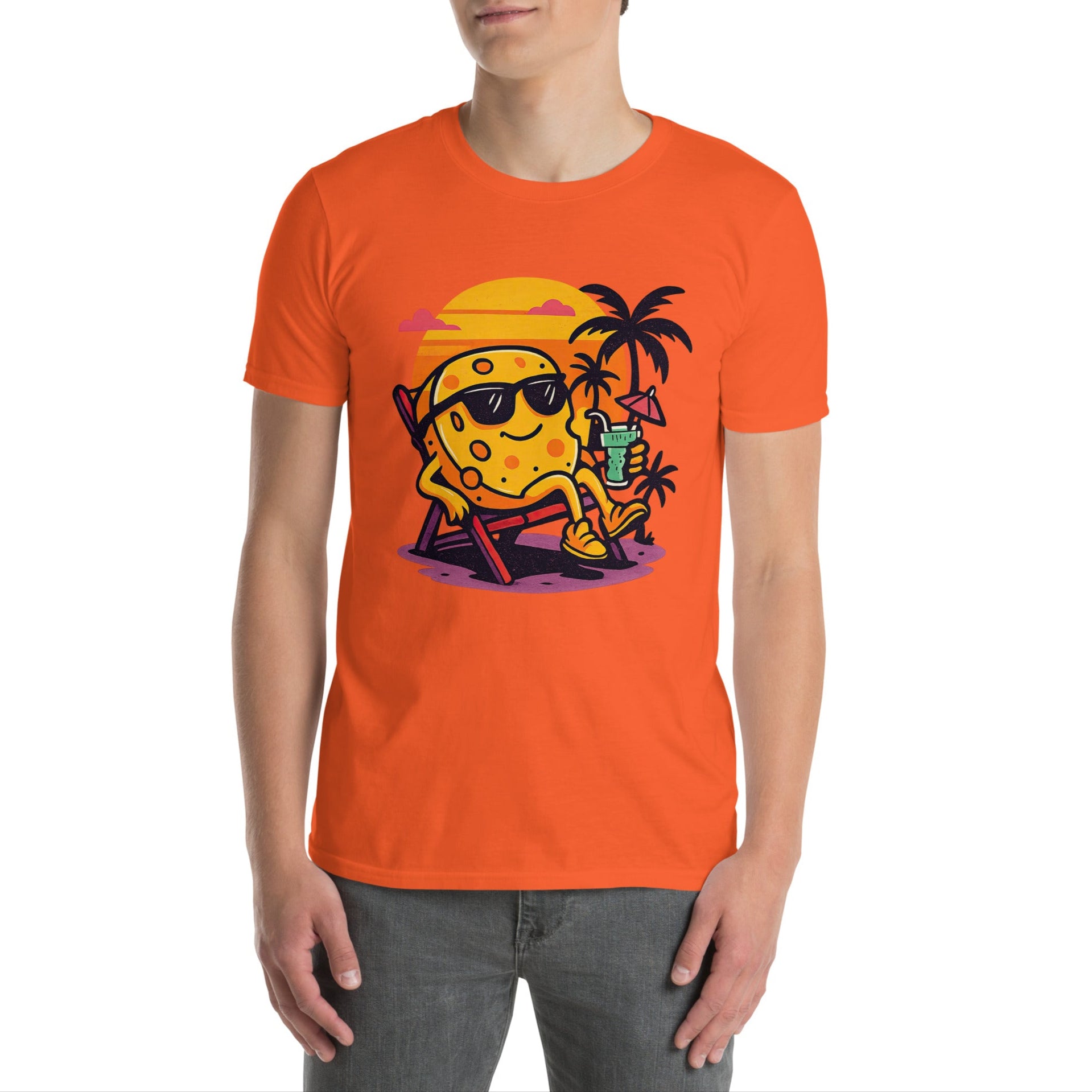 Model draagt Kaas op het Strand T-shirt speelse zomerse streetwear voor kaasliefhebbers. Comfortabel unisex model.