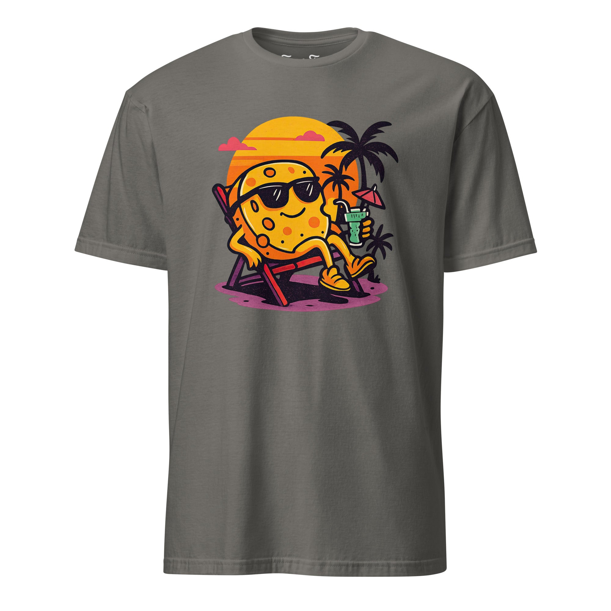 Vooraanzicht van Kaas op het Strand T-shirt grappig ontwerp met kaas op een zonnig strand. Ideaal voor kaasliefhebbers en zomerse stijl. Unisex model.