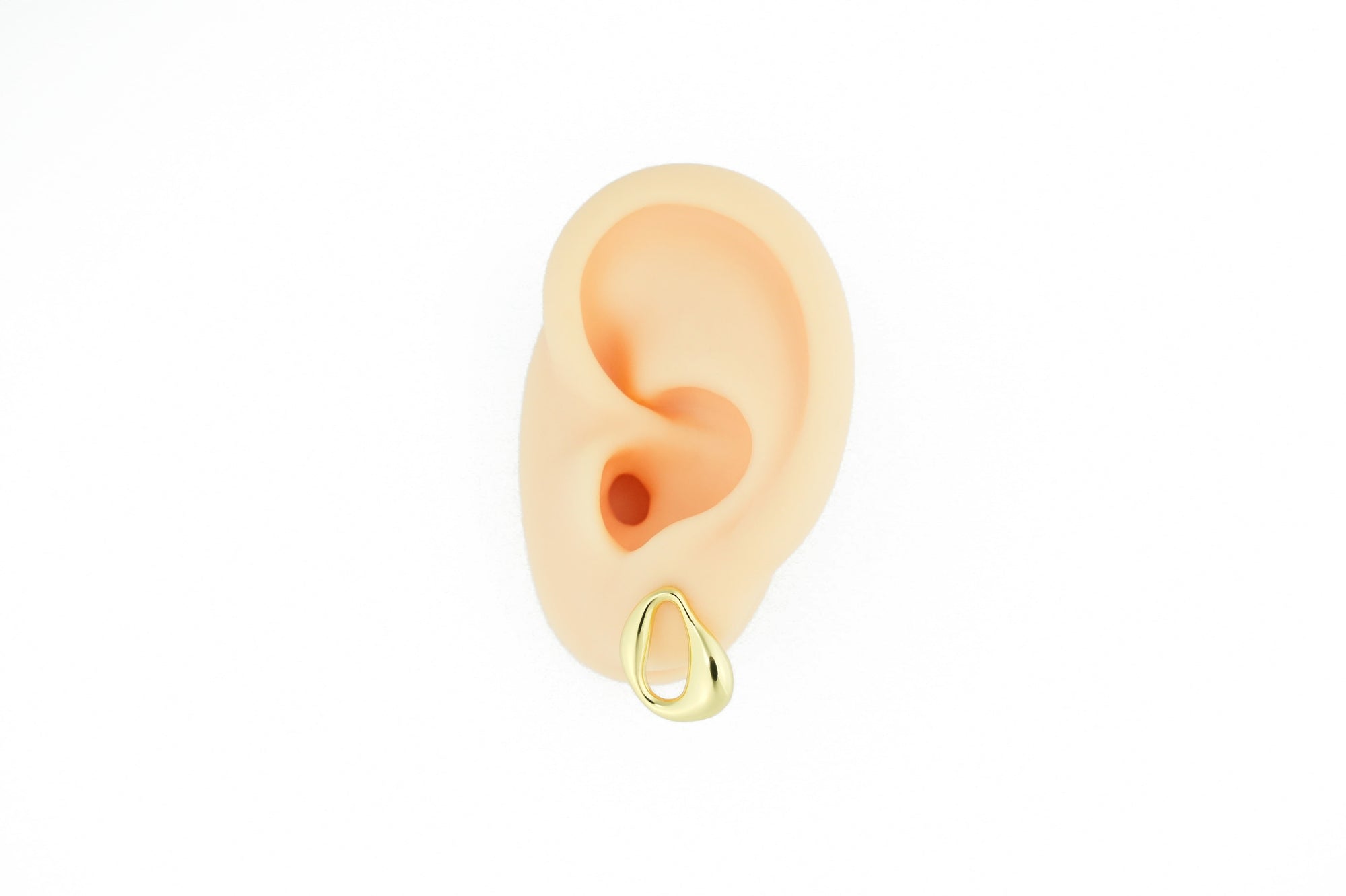 Stylish loop shaped earrings in 18K gold, a timeless addition to your jewelry
