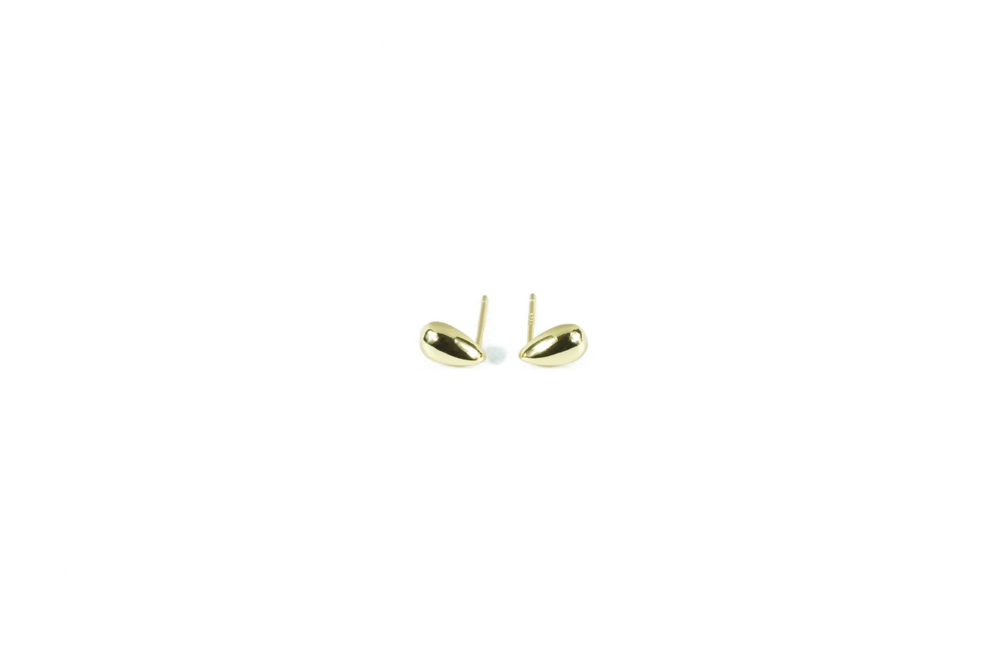 luxurious gold earrings with a refined drop ideal for a classic look