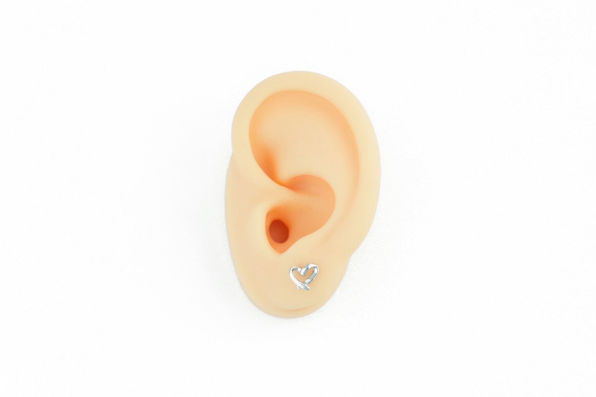 line heart earrings in silver, ideal for an elegant and refined look