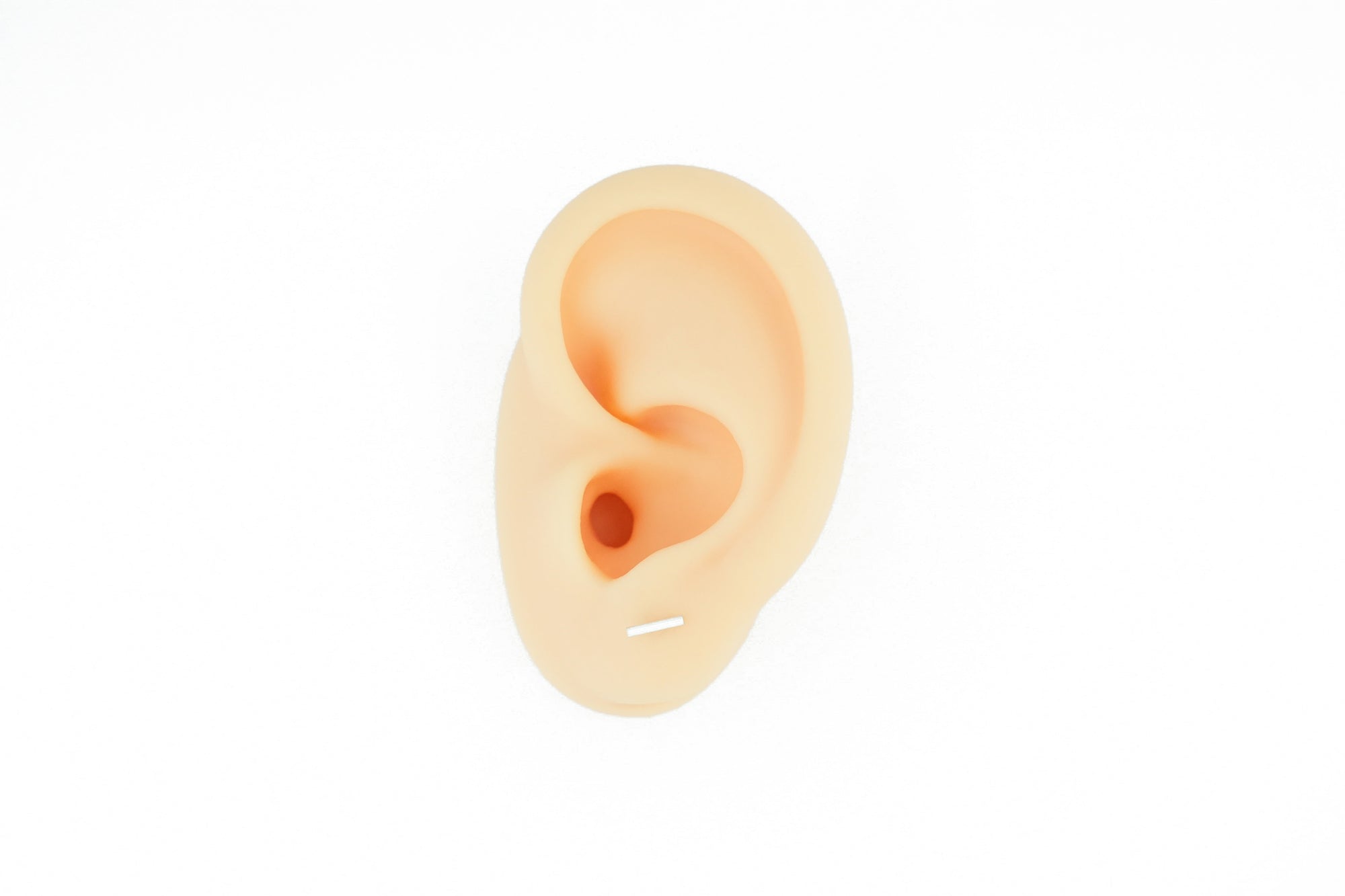 silver earrings in a stick shape that can be combined well and are a minimalist and fine piece of jewelry