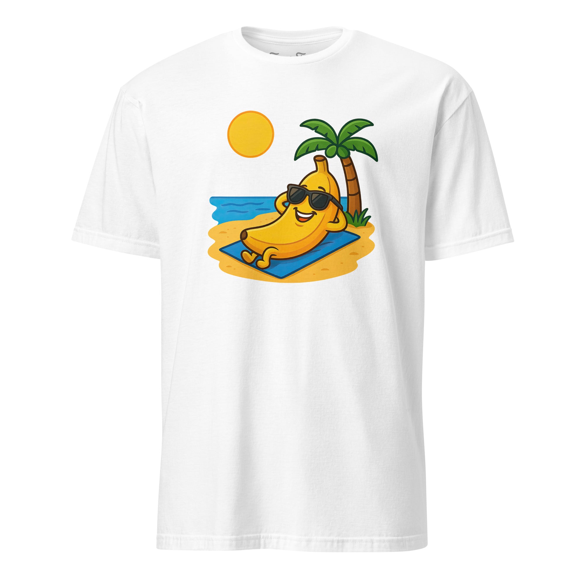 Vooraanzicht van Strand Banaan T-shirt vrolijk ontwerp met banaan die geniet van het strand. Perfect voor zomer en fruitliefhebbers. Unisex model.